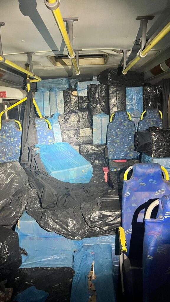 Polícia Militar apreende ônibus carregado com cigarros contrabandeados em Jesuítas